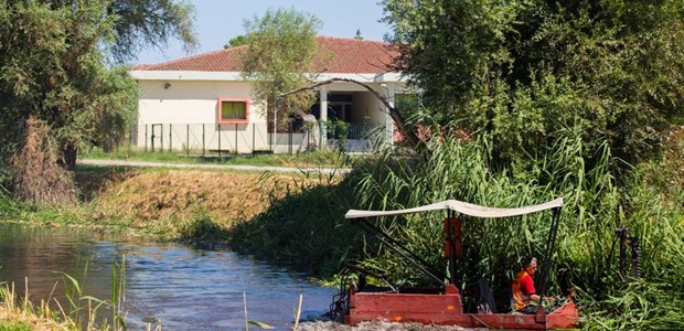 Καθαρισμός της κοίτης των ποταμών με την ειδική βάρκα